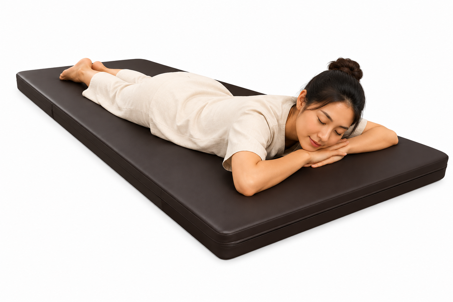 Personne allongée sur le ventre sur un futon de massage thaï