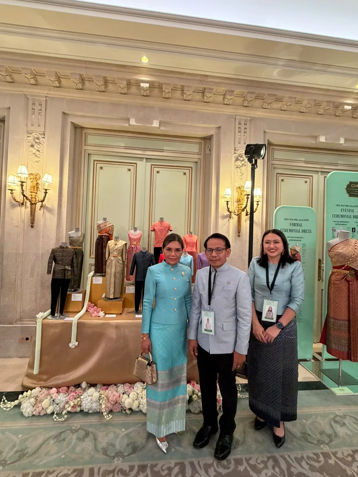 Présentation de costumes traditionnels thaïlandais au Meurice à Paris