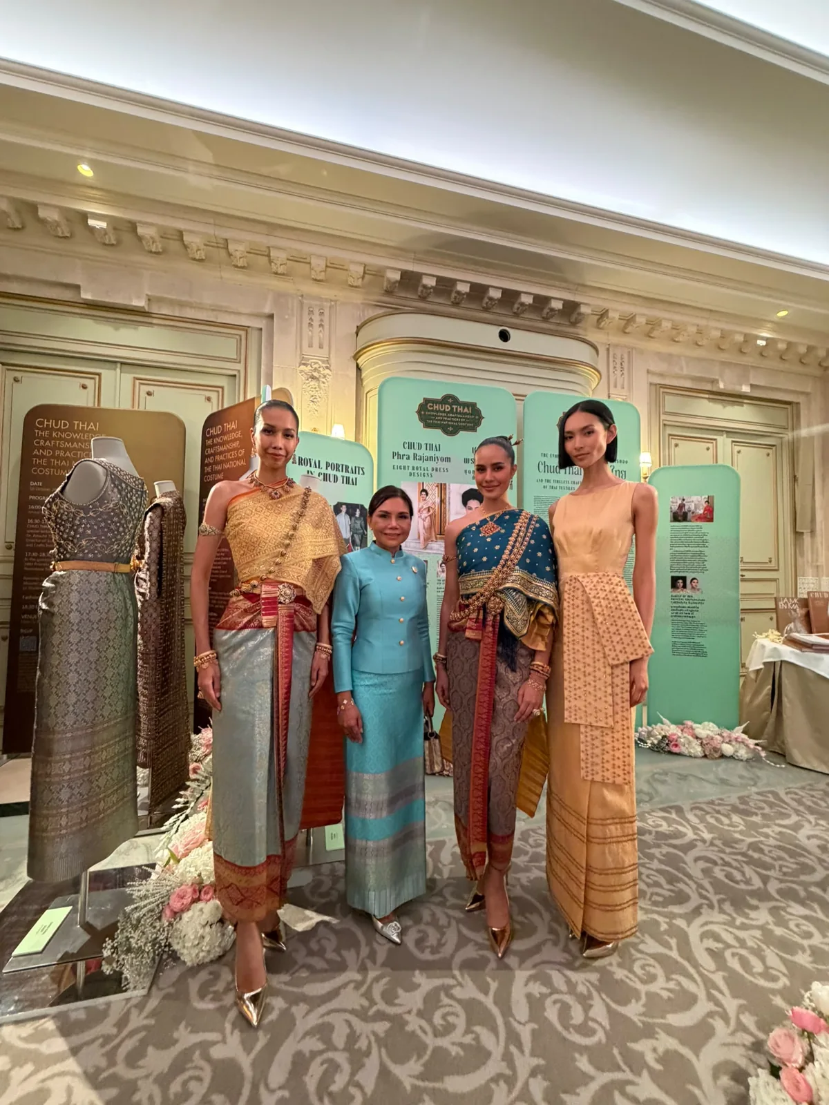 Costumes traditionnels thaïlandais présentés lors de l'exposition Chud Thai à Paris